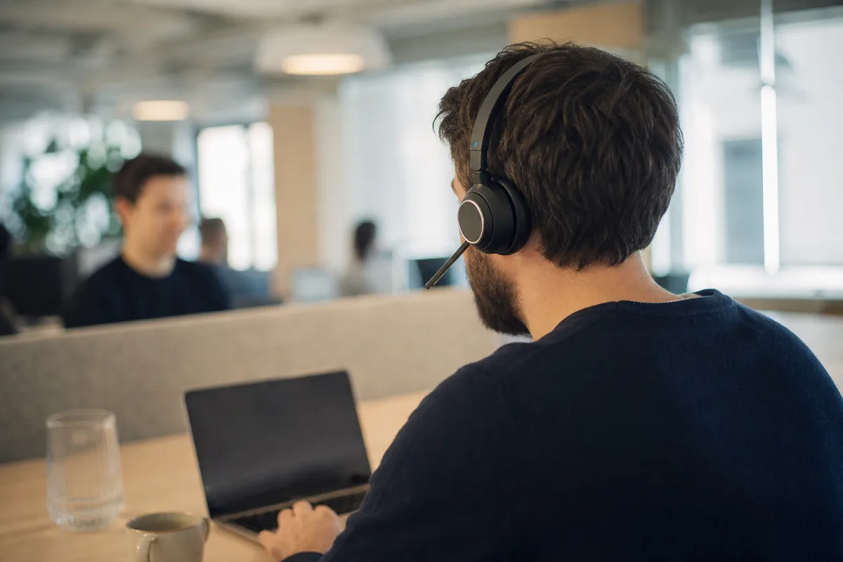 Headset för öppet kontor – det här ska du prioritera