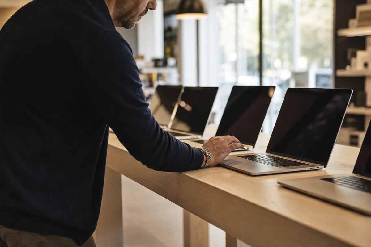 Online eller butik – skillnaderna som faktiskt påverkar köpet